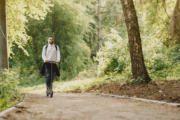 Der Typ fährt im Sommer Pforest einen Elektroroller