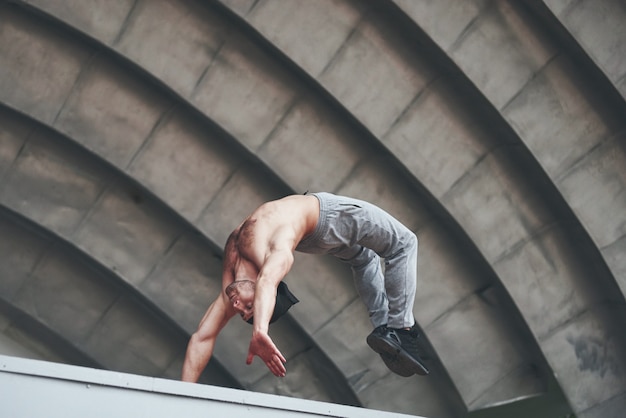 Der Typ im Park unter freiem Himmel übt Parks mit hohem Adrenalinspiegel.