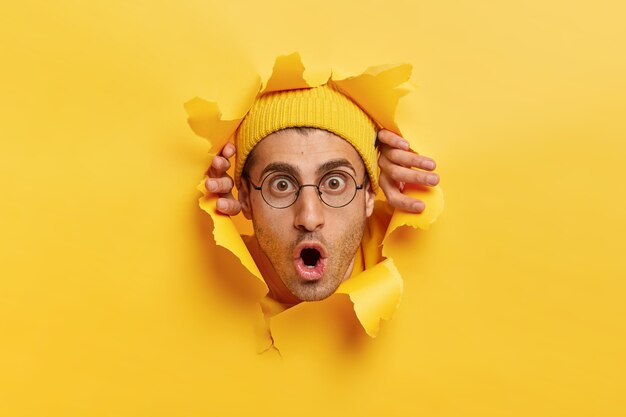 Der verängstigte junge Mann hat den Gesichtsausdruck schockiert, als jemand ihm die Schuld gab