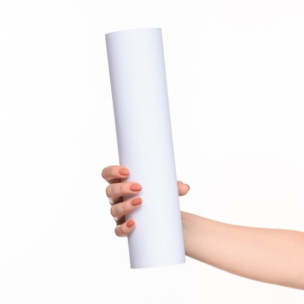 Kostenloses Foto der weiße zylinder der requisiten in den weiblichen händen auf weißem hintergrund mit rechtem schatten