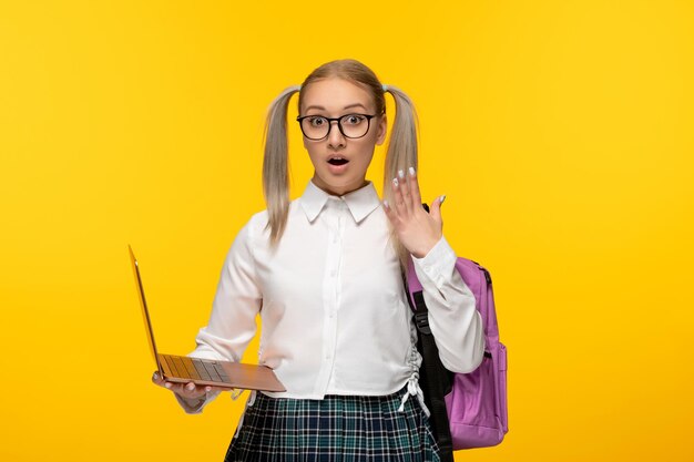 Der Welttag des Buches überraschte eine blonde Studentin mit winkenden Händen, die einen Computer hielten