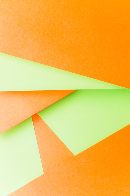 Design gemacht mit grünem und orange Papierhintergrund