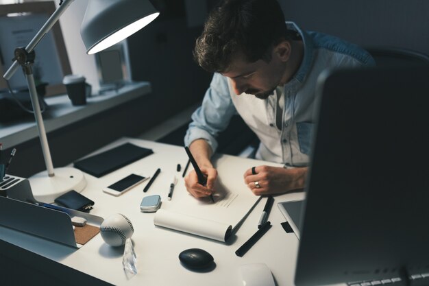 Designer bei der Arbeit im Büro