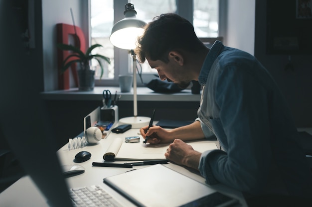 Designer bei der Arbeit im Büro