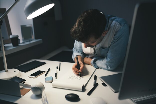 Designer bei der Arbeit im Büro