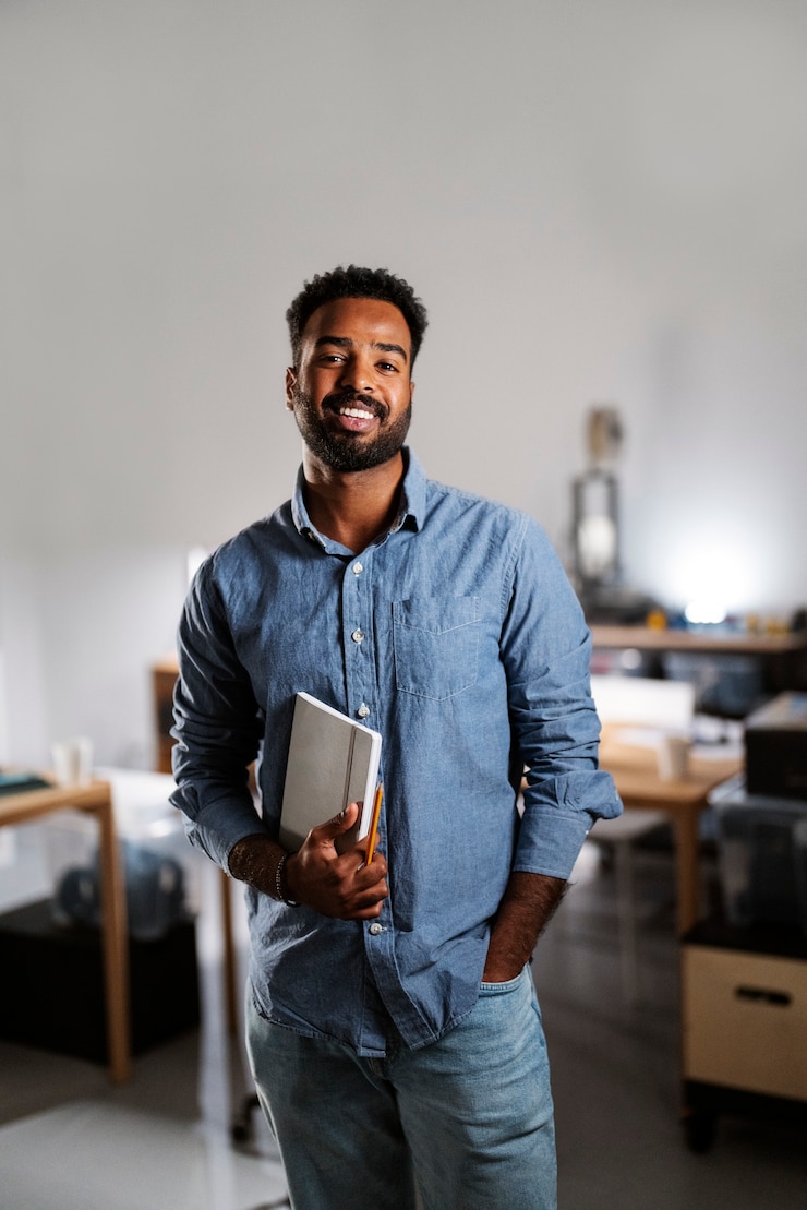Kostenlose Foto designer, der an einem 3d-modell arbeitet