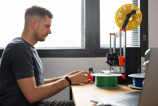 Designer, der einen 3D-Drucker verwendet