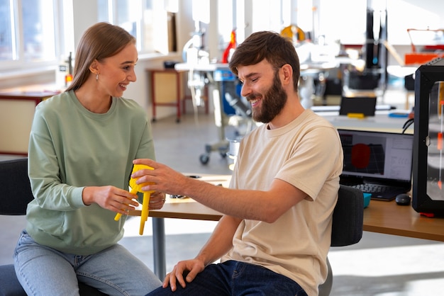 Kostenloses Foto designer, die einen 3d-drucker verwenden