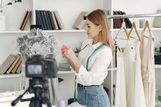 Designer kreiert Kleidung und fotografiert vor der Kamera