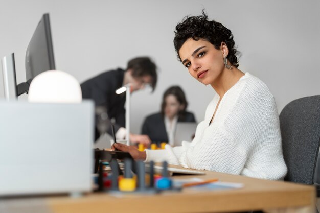 Designer-Team arbeitet an einem 3D-Modell