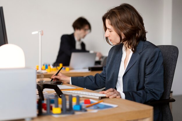 Designer-Team arbeitet an einem 3D-Modell