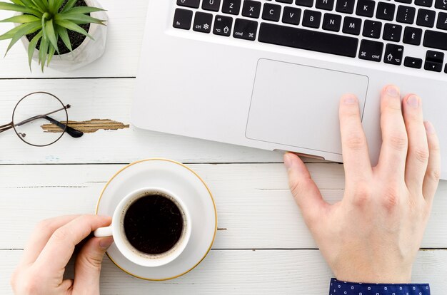 Desktop mit Computer und Kaffeetasse