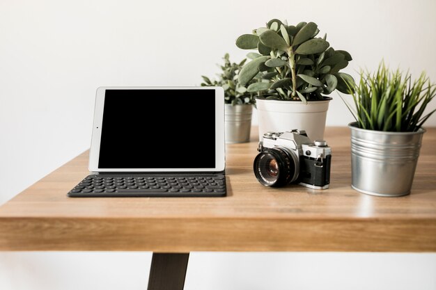 Desktop mit Laptop und Fotokamera