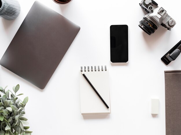 Desktop mit Notebook und Mobiltelefon