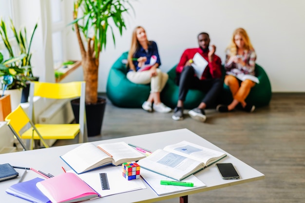 Desktop und Studenten auf Hintergrund