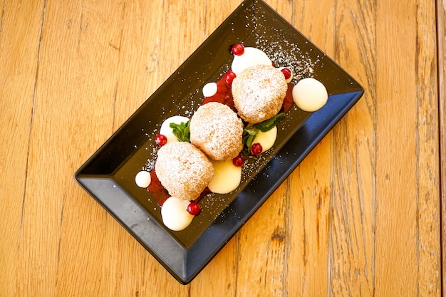 Dessert auf einem Tisch im Restaurant