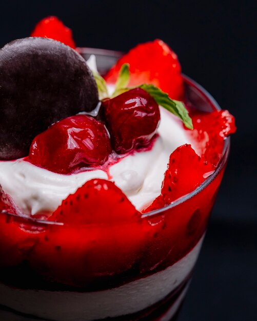 Dessert-Eis mit Erdbeeren und Kirschen