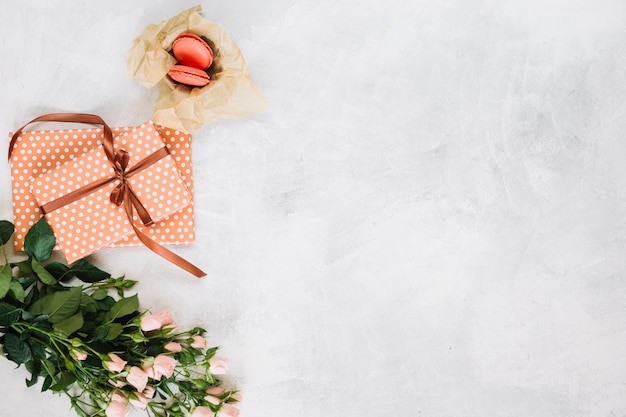 Kostenloses Foto dessert in der nähe von geschenken und blumen