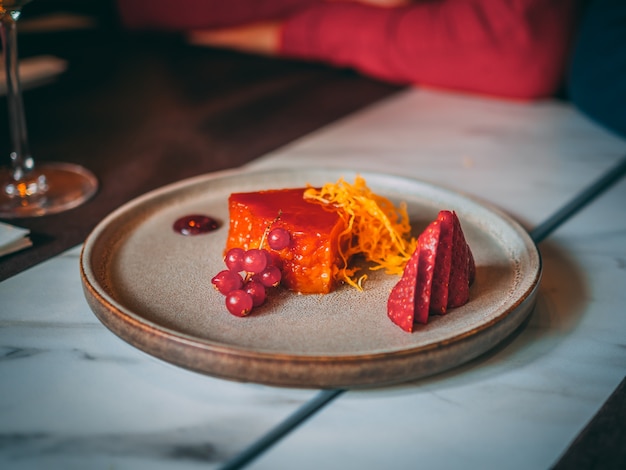 Dessert mit Erdbeere in einem Café