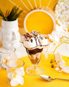 Dessert mit sahne karamell schokolade sahne mandel seitenansicht