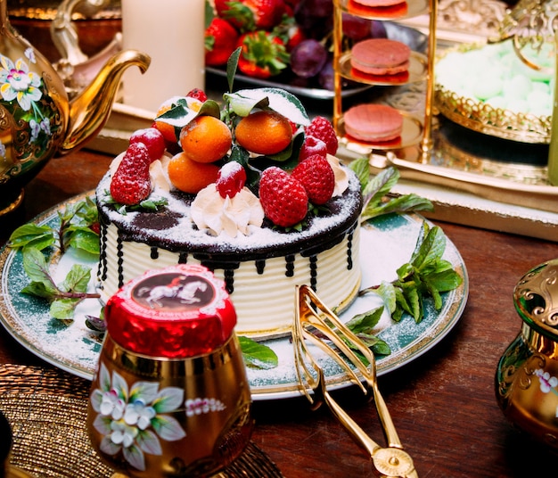 Dessert mit Sahne und Früchten