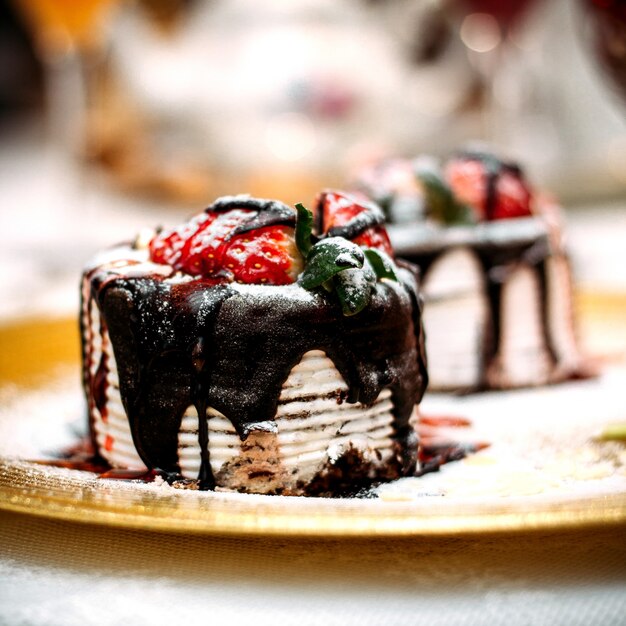 Dessert mit Schokolade und Erdbeere gekrönt