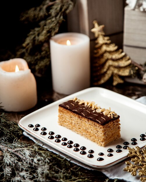 Dessert mit Schokoladencreme gekrönt