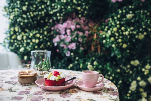 &quot;Dessert und Tee auf dem Tisch&quot;