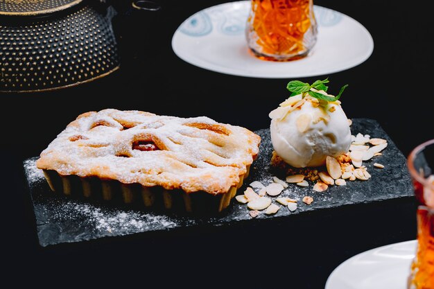 Dessert von der Seite mit Eis und einer Tasse Tee