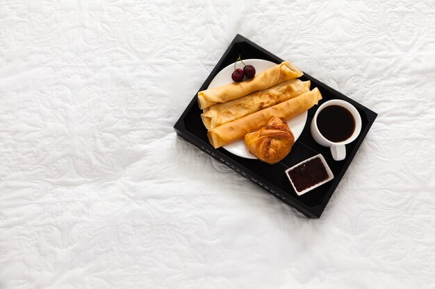 Dessert zum Frühstück auf Tablett