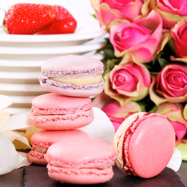 Dessert zum Valentinstag mit Makronen, Kaffee und Erdbeeren