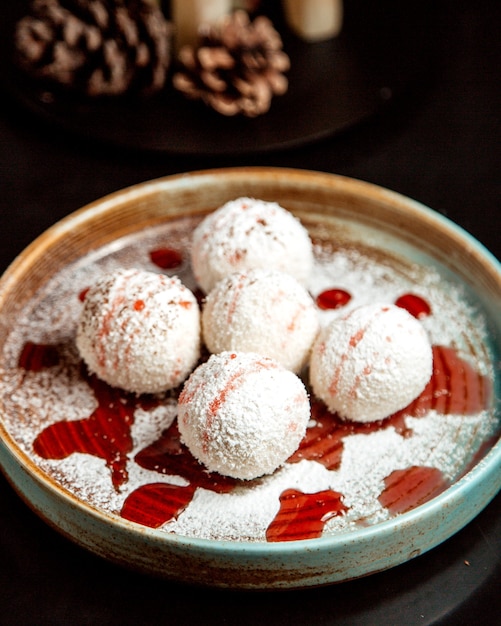 Dessertbällchen mit kokosnusschip bedeckt