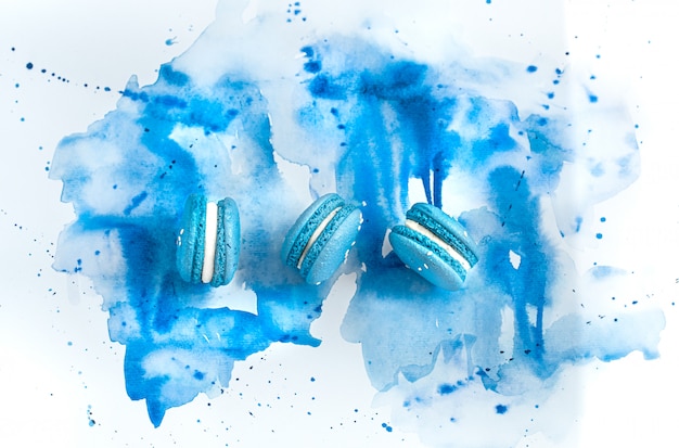 Dessertmakrone auf blauem Aquarell, stilvolles kreatives.