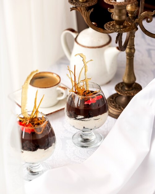 Desserts in Glas mit Vanillecreme und Schokoladensauce und Espresso