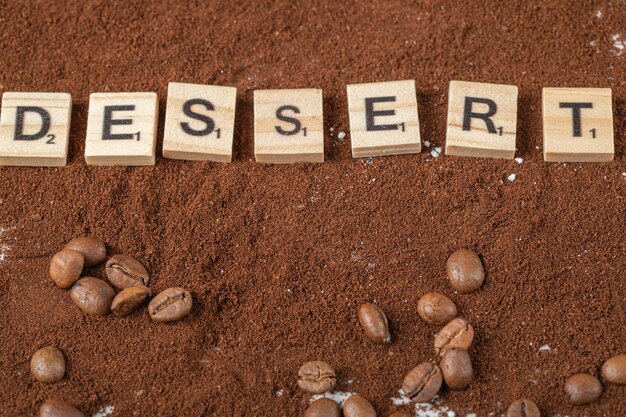 Dessertschreiben auf dem Kaffeepulver.