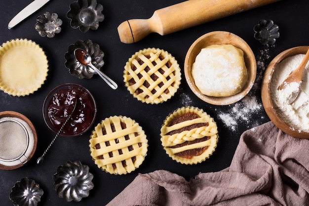 Kostenloses Foto dessertzubereitung von oben auf dem tisch