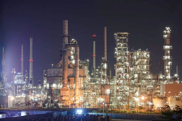 Destillationsturm öl… raffinerie… und… anlage der petrochemie industrie öl… und… gas…….