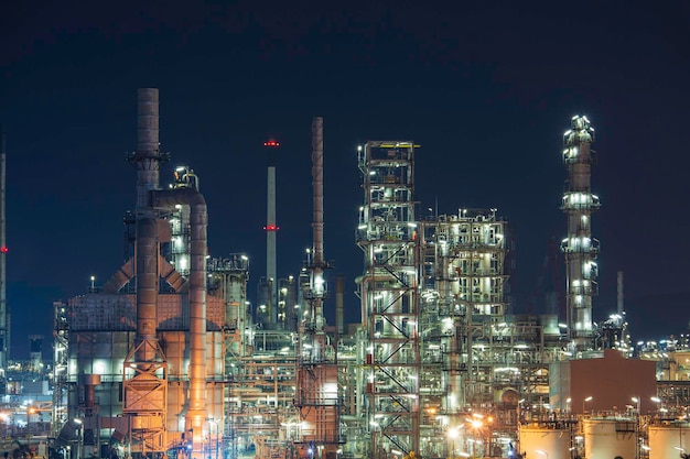 Destillationsturm öl… raffinerie… und… anlage der petrochemie industrie öl… und… gas…….