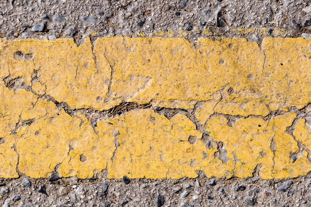 Detail der Straße mit gelber Linie