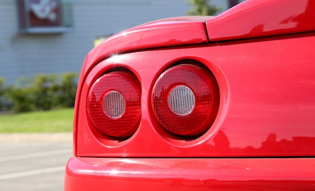 Detail eines roten Sportwagens
