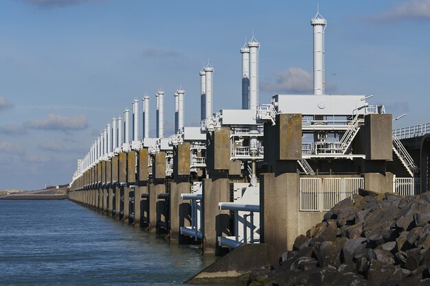 Detailansicht der Sturmbarrieren in der Nähe der Steine und des Wassers