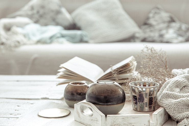 Kostenlose Foto details der einrichtung auf dem tisch im wohnzimmer im hygge-stil. konzept von wohnkomfort und modernem stil.