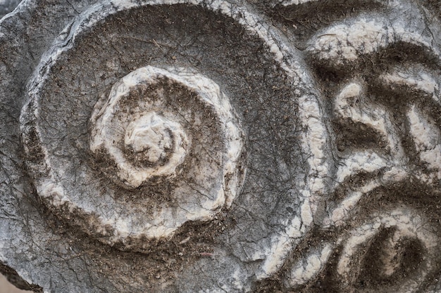 Kostenloses Foto details der hauptstadt der säulen auf den ruinen eines griechischen tempels mit einem schönen marmor, der die geschichte und das erbe der alten zivilisationen in der ägäischen region der türkischen urlaubsreise schnitzt