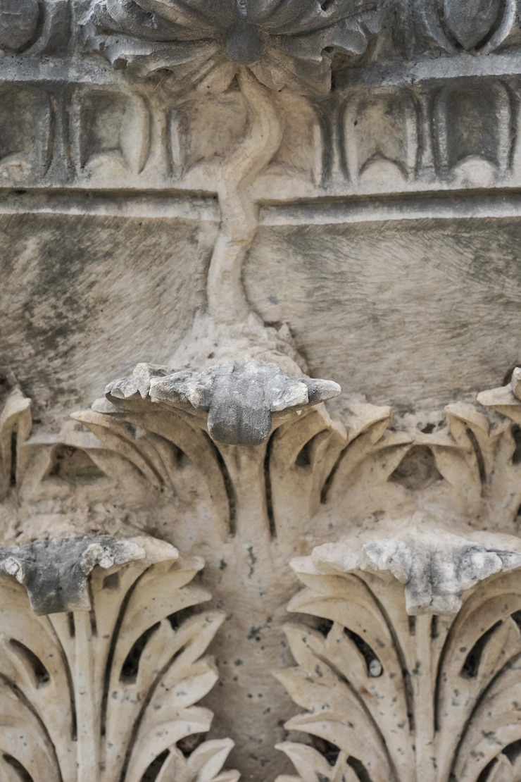Kostenlose Foto details der hauptstadt der säulen auf den ruinen eines griechischen tempels mit einem schönen marmor, der die geschichte und das erbe der alten zivilisationen in der ägäischen region der türkischen urlaubsreise schnitzt