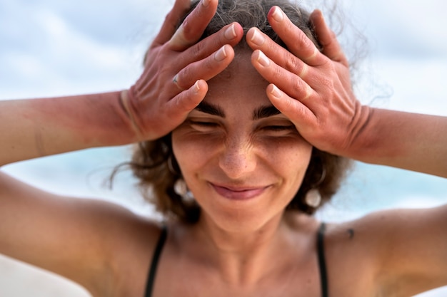 Kostenloses Foto details der sonnenbrandhaut einer frau von der strandsonne