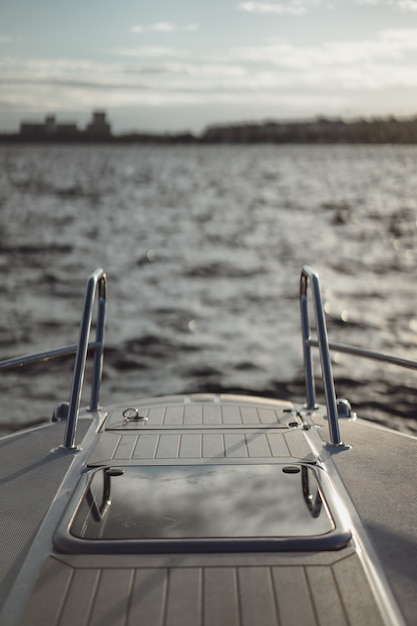 Details der Yacht, Deck, Spiegelung des Himmels.