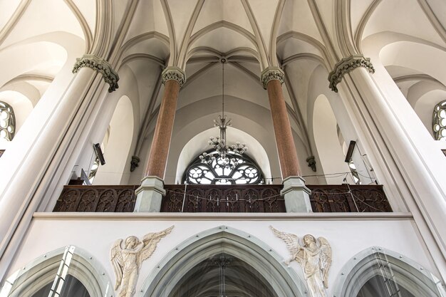 Details des Innenraums der katholischen Kirche in hellen Farben