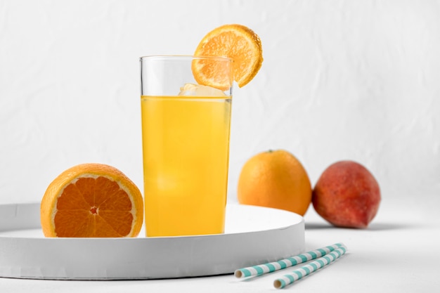 Detox-Getränk mit Orangenscheiben-Anordnung