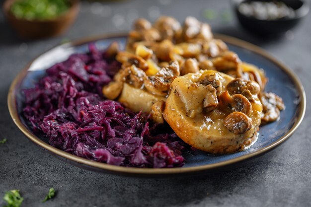 Deutsches Weihnachtsessen mit Fleisch und Kohl