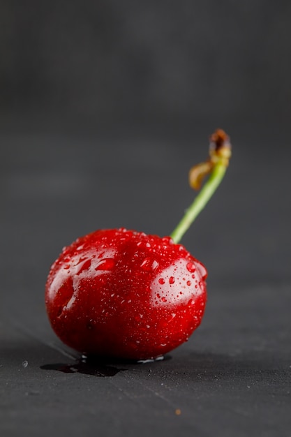 Dewy Cherry Seitenansicht auf einem grauen Tisch